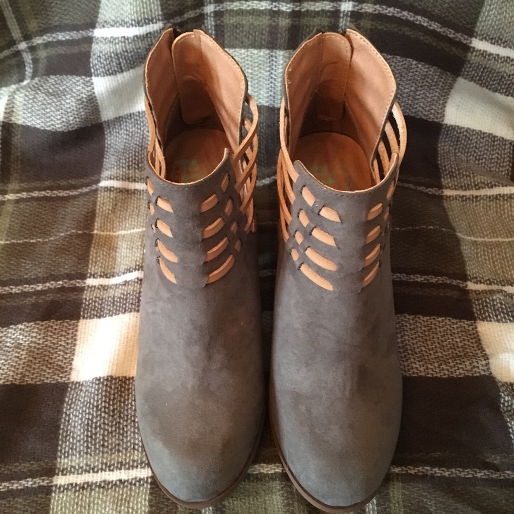 🌼 3/$15 🌼 Plume Grey booties size 6 - Picture 1 of 7